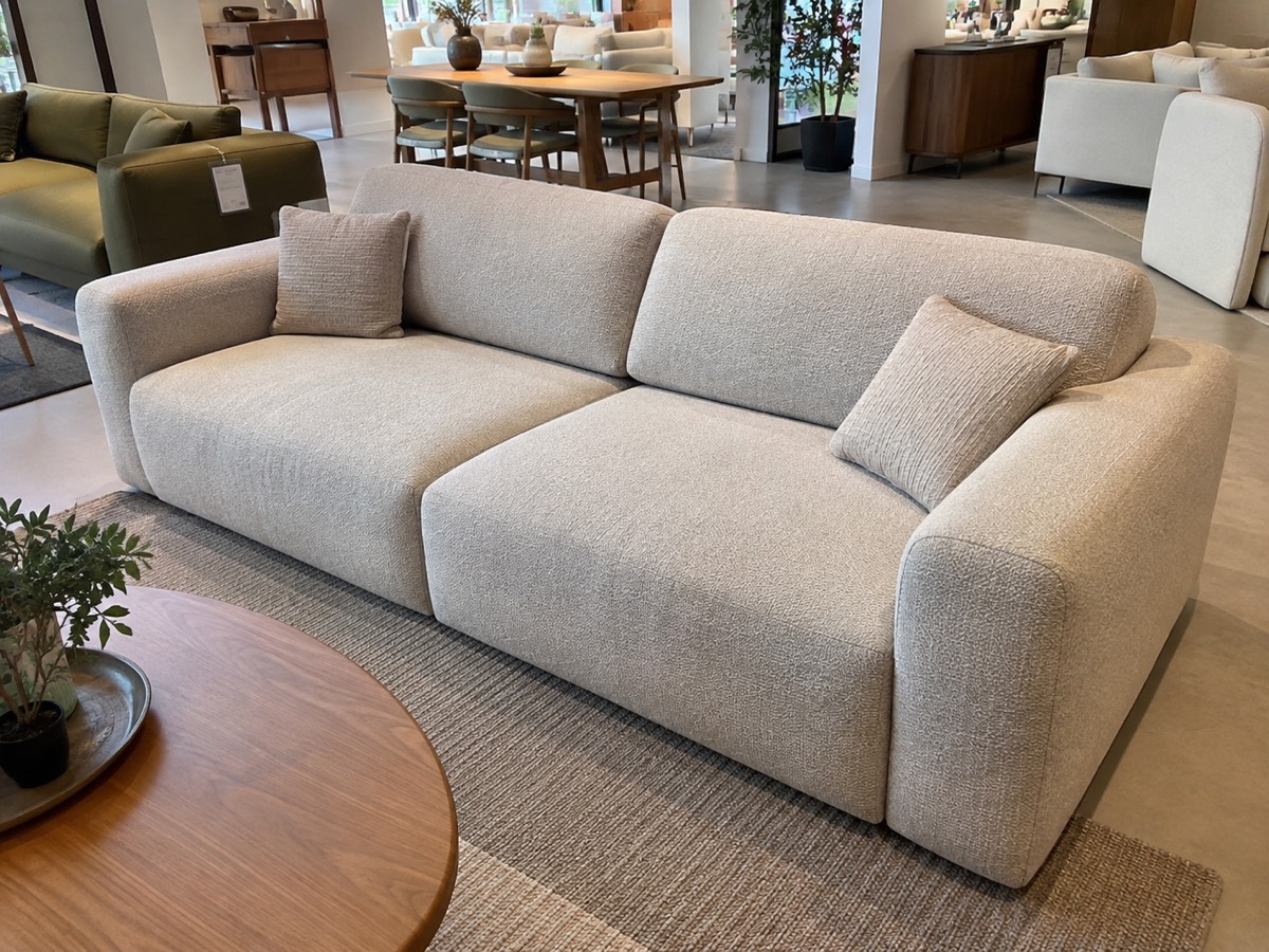 Photo sent by the customer: a light fabric loveseat, seen in the store