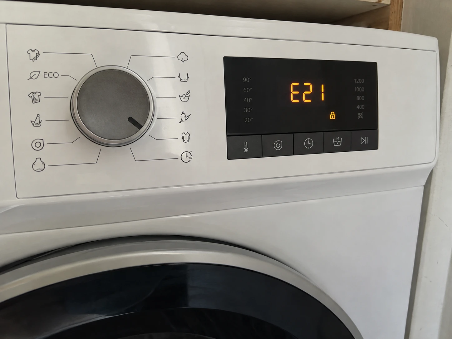 Photo sent: the washer display showing E21